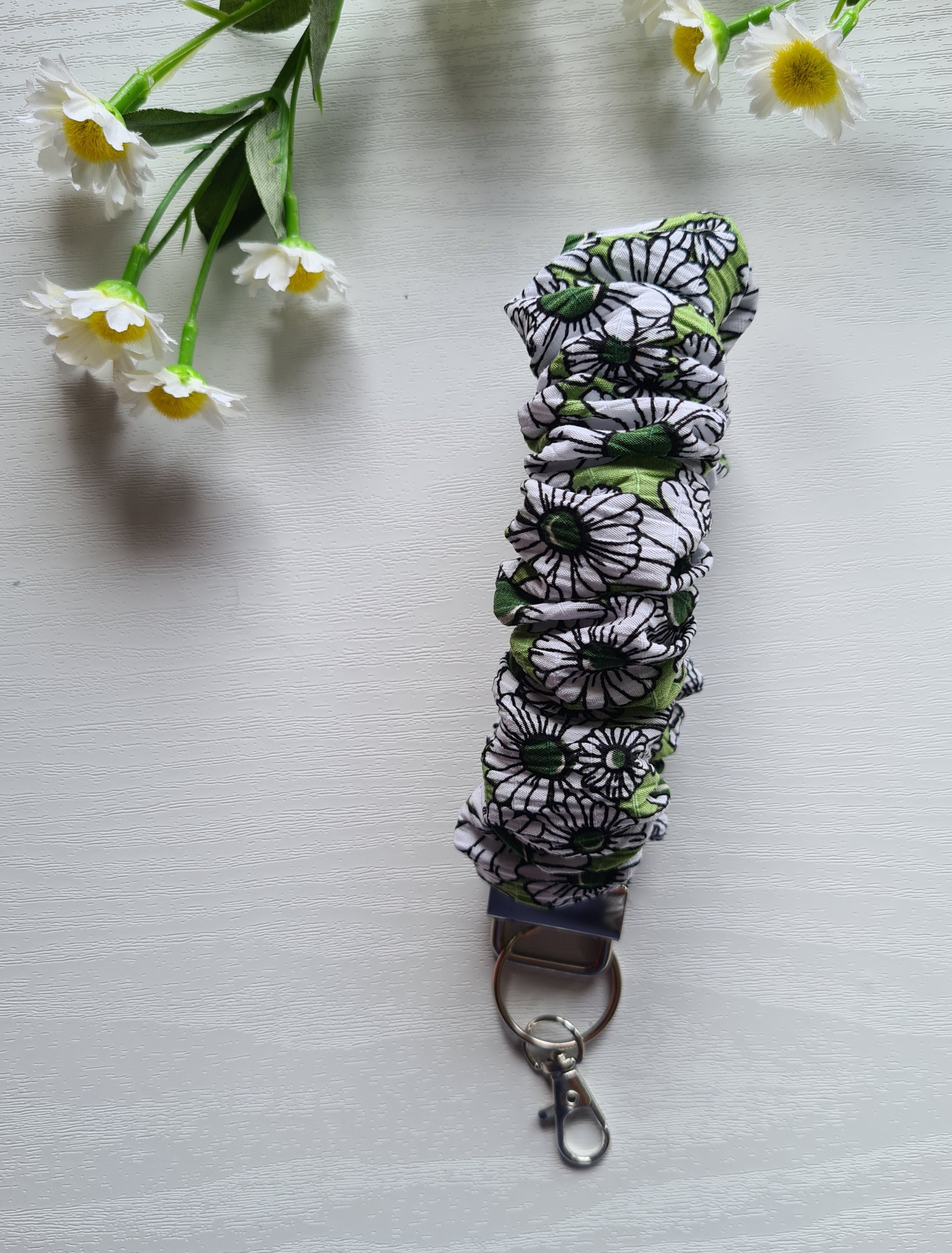 Scrunchie Wristlet Keychain in Green with Pretty Daisies