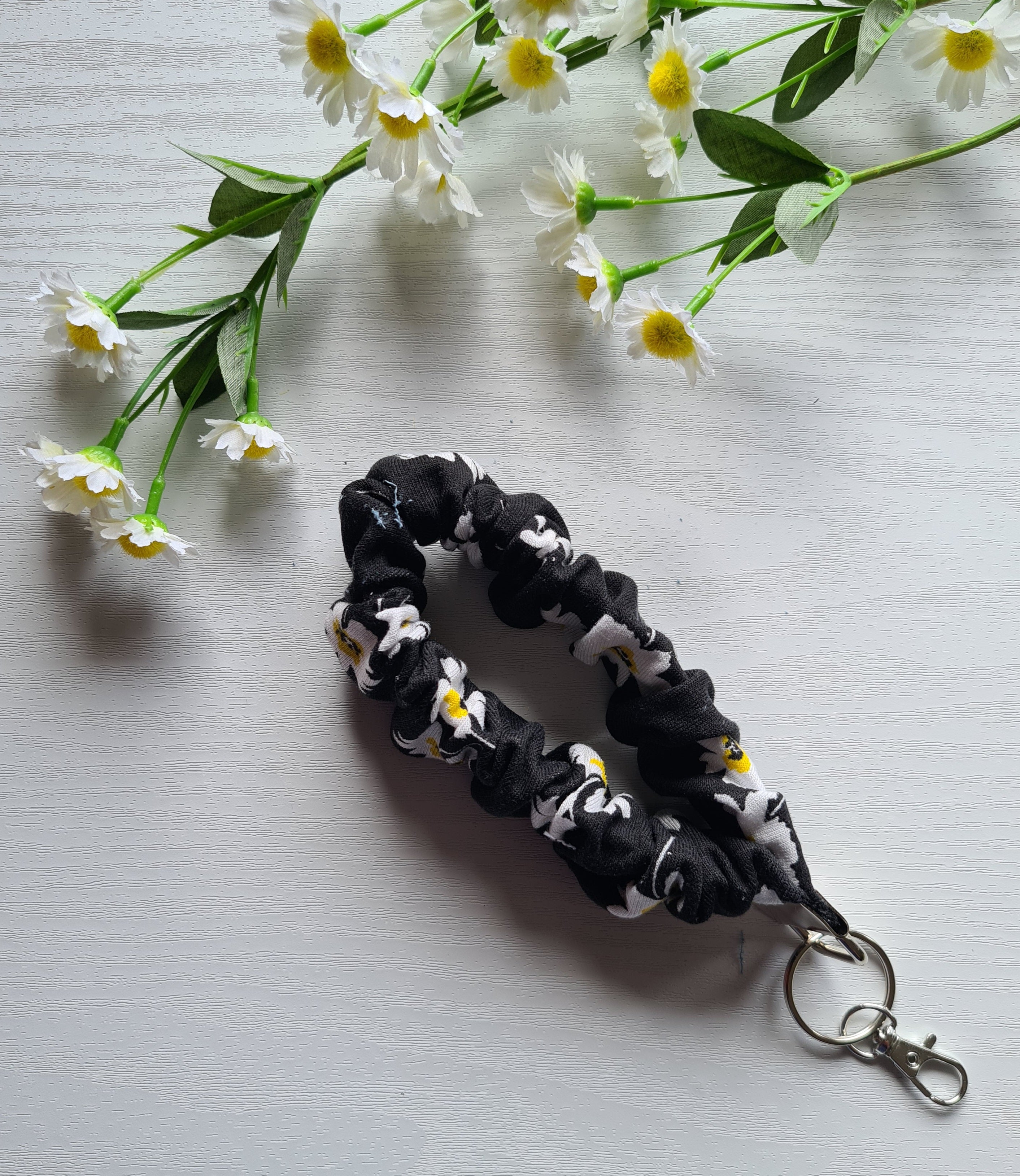 Scrunchie Wristlet Keychain in Black with White Daisies
