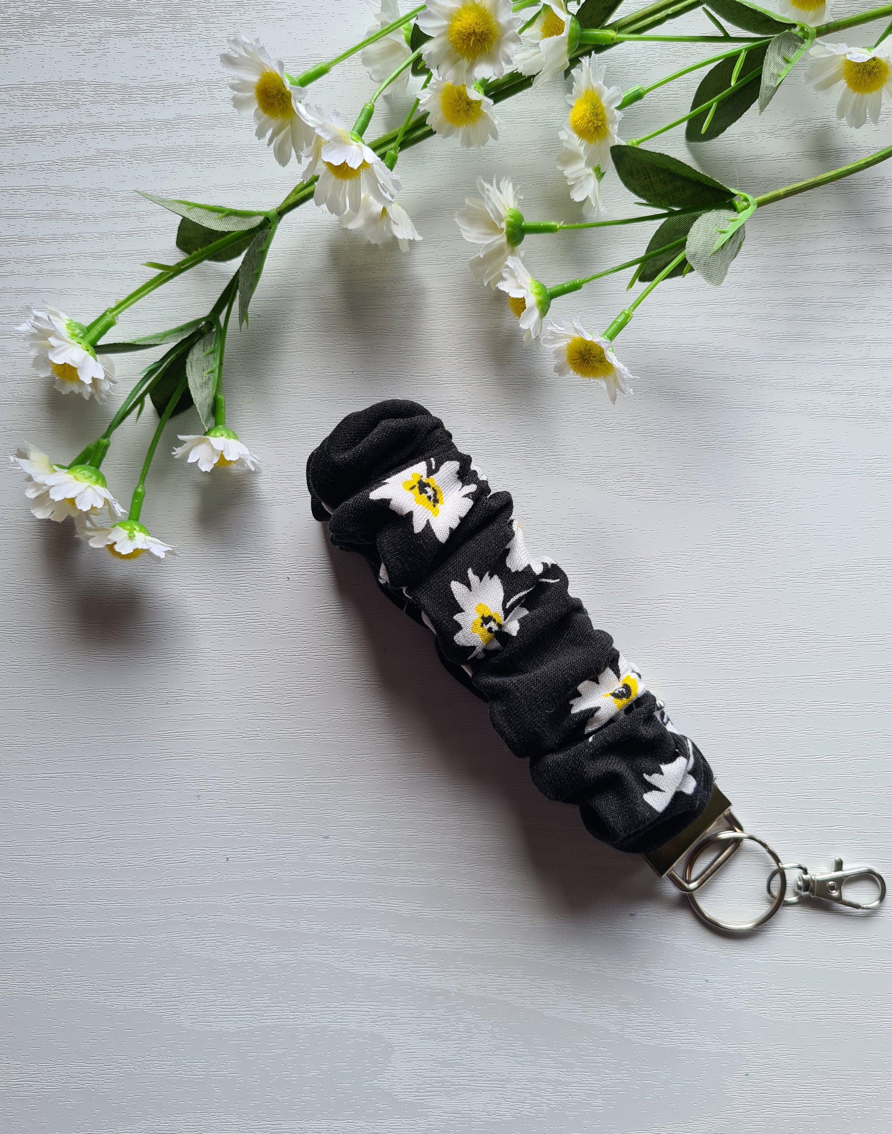 Scrunchie Wristlet Keychain in Black with White Daisies