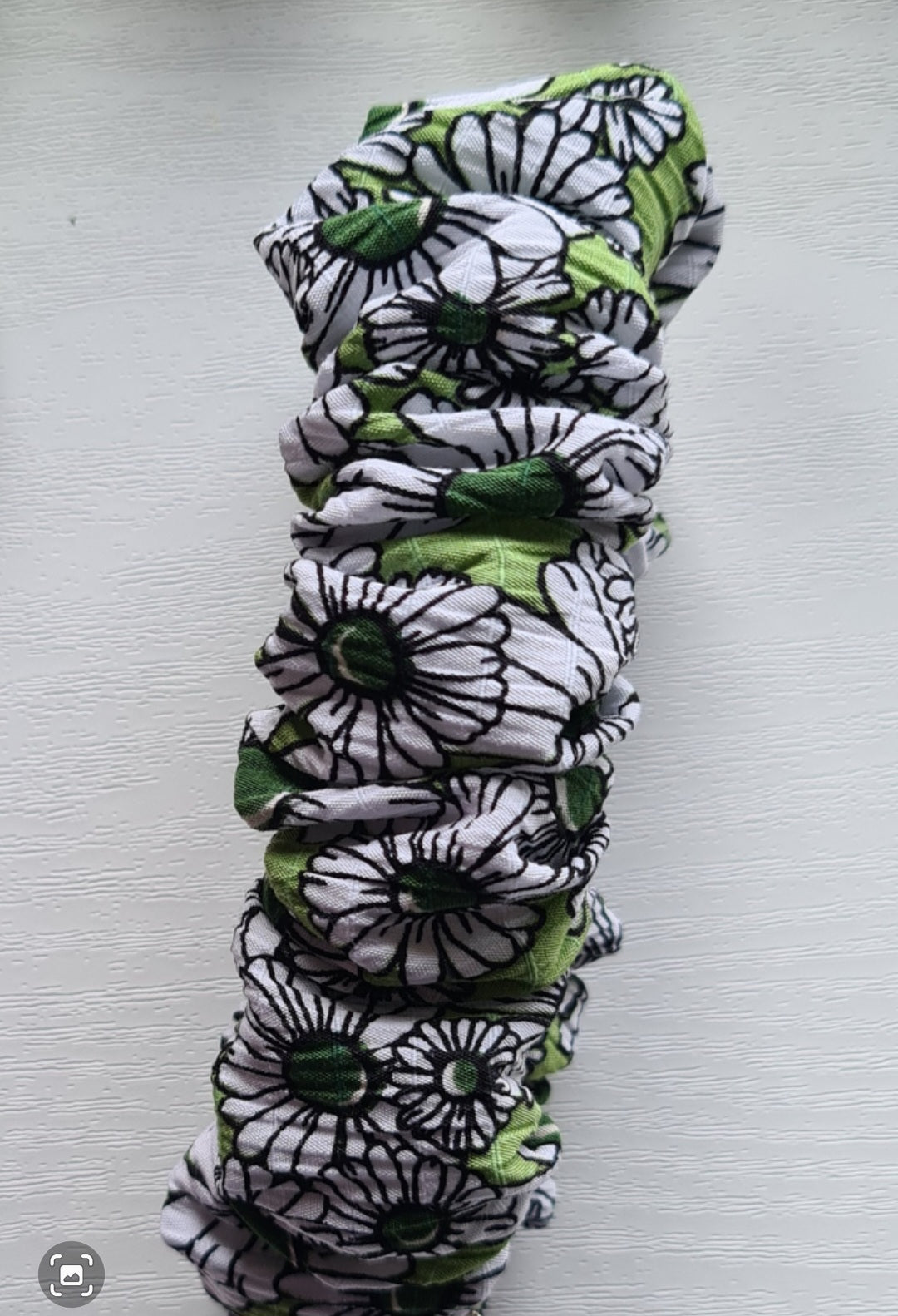 Scrunchie Wristlet Keychain in Green with Pretty Daisies