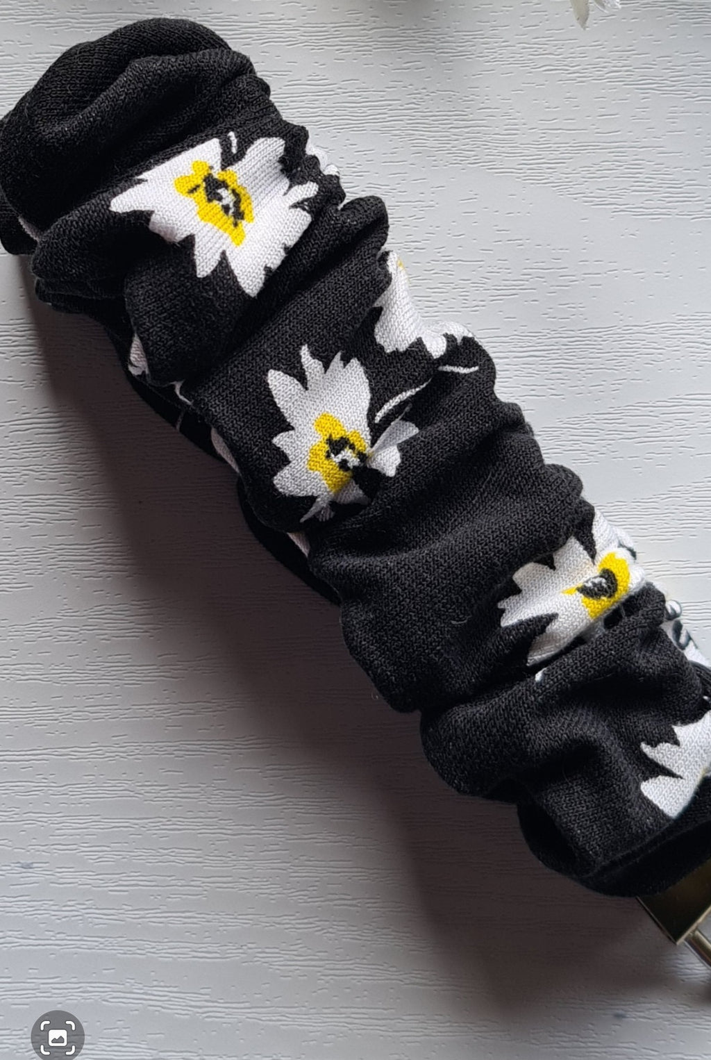 Scrunchie Wristlet Keychain in Black with White Daisies