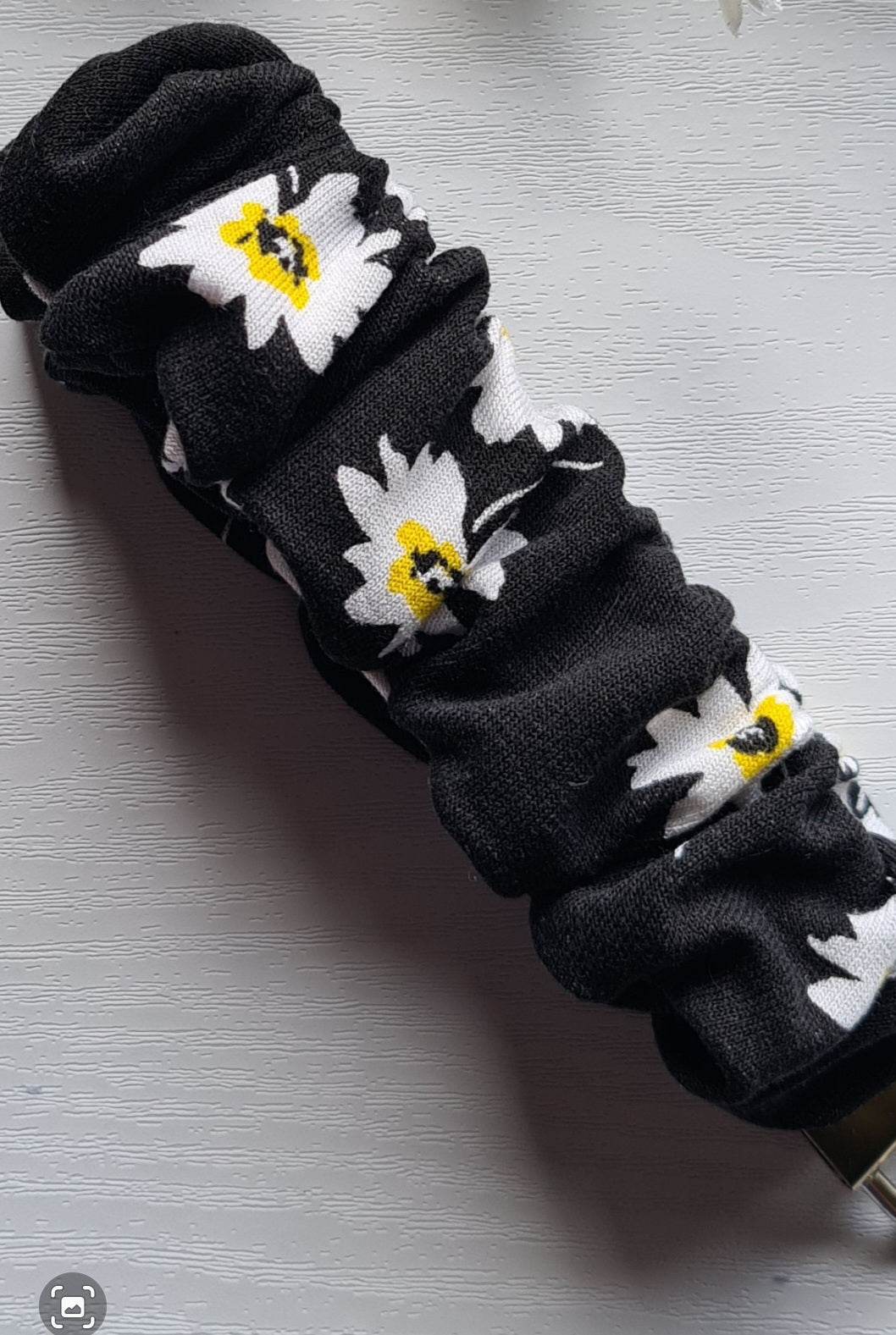Scrunchie Wristlet Keychain in Black with White Daisies